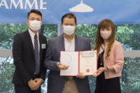 許國新學長獲頒「資深學長長期服務獎」獎座